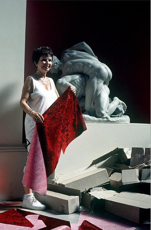 Artista com uma das bandeiras, no Museu Nacional de Belas Artes.