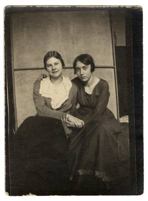 Margarete e a atriz Ully Schulhoff posando no ateliê de Lasar Segall