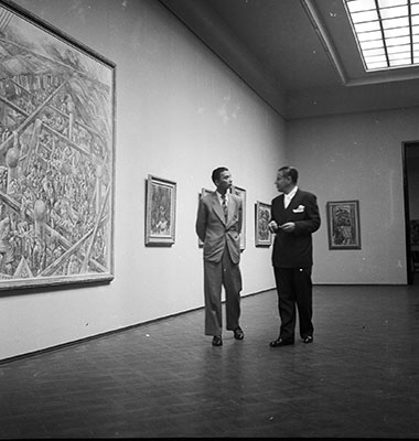 Lasar Segall conversa com o repórter Dalcídio Jurandir na grande exposição realizada no Museu Nacional de Belas Artes em 1943