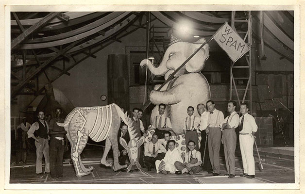 Lasar Segall entre amigos na preparação do Baile de Carnaval da Sociedade Pró-Arte Moderna (SPAM), 1934