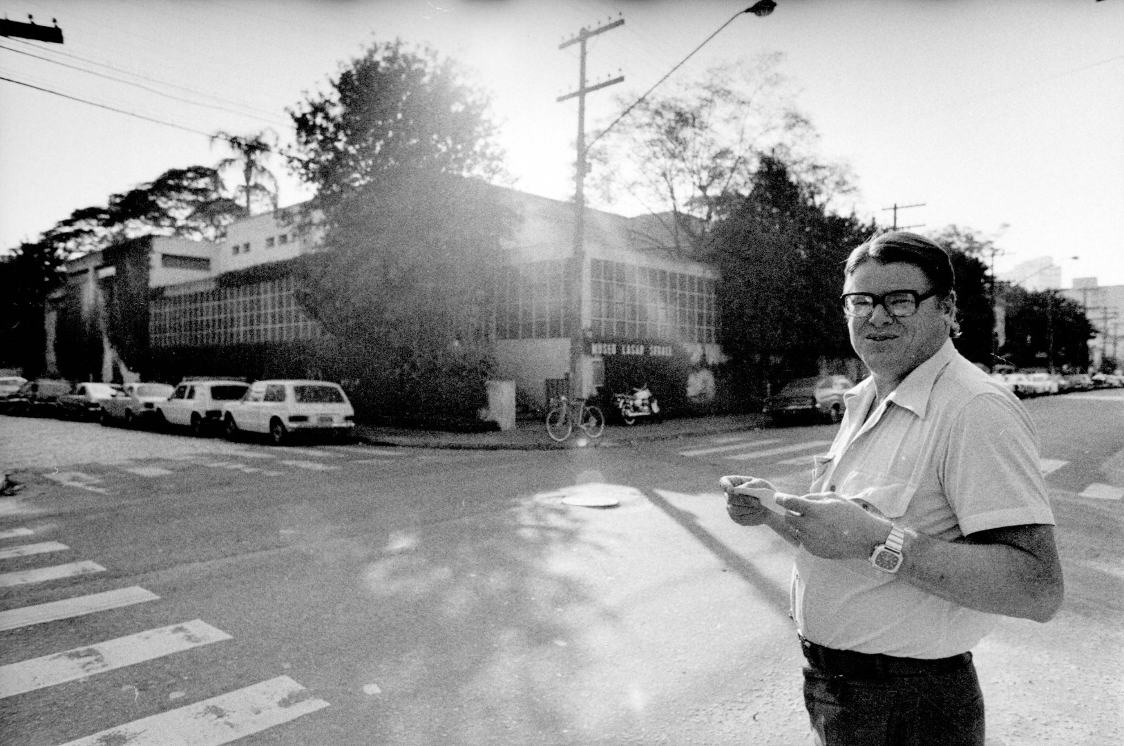 Maurício Segall na esquina das ruas Afonso Celso e Berta, em frente à antiga entrada do Museu, c. 1980