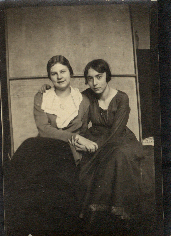 Margarete e a atriz Ully Schulhoff posando no ateliê de Lasar Segall, 1913