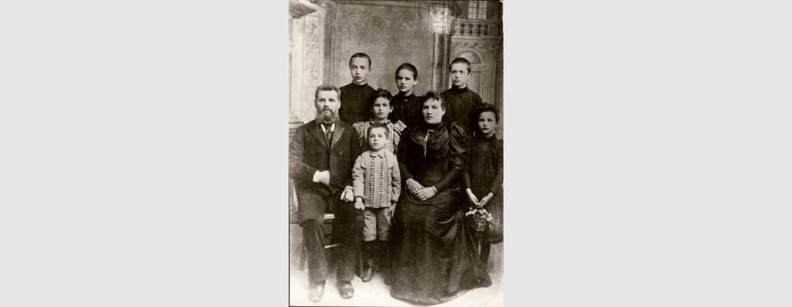 Lasar Segall no centro, com seus pais e irmãos, c. 1897 Vilna/Lituânia
