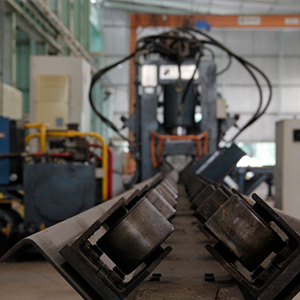 Imagem da galeria de imagem da página de Energia. A imagem mostra um equipamento na fábrica de produção de torres de transmissão de energia