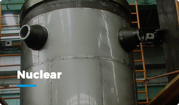 Imagem com a visualização de um grande equipamento em uma fábrica. Ao clicar leva para a página do setor nuclear