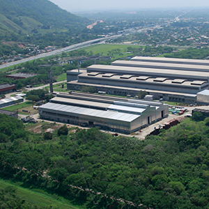 Imagem da galeria de imagem da página de Expertise e Serviços. A imagem área mostra a fábrica da nuclep com a perspectiva de visão do alto.
