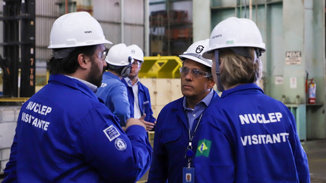 Comitiva da Rosatom visita NUCLEP em busca de parceria para expansão nuclear no Brasil