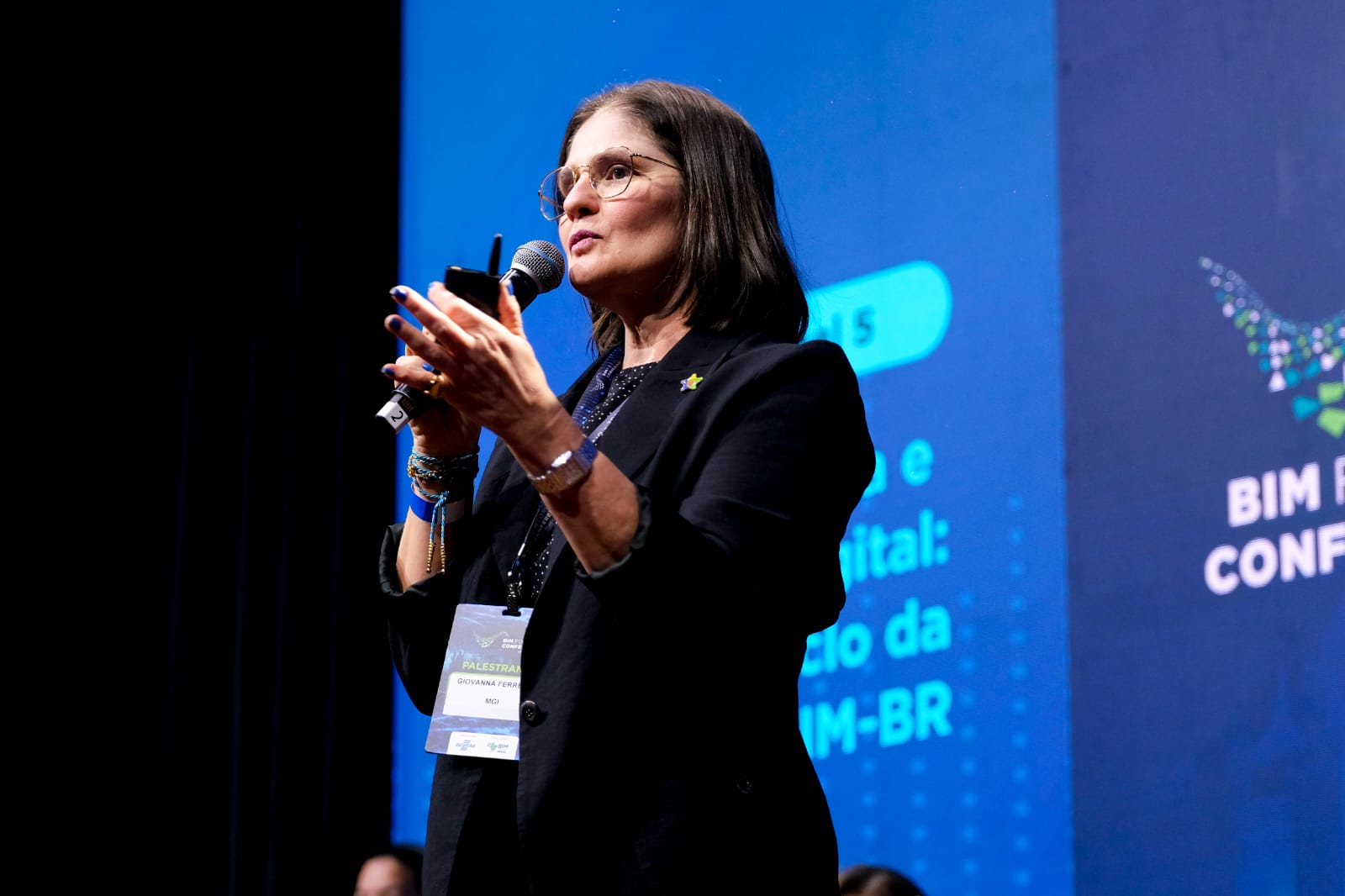 Foto da Giovanna Barreto apresentando