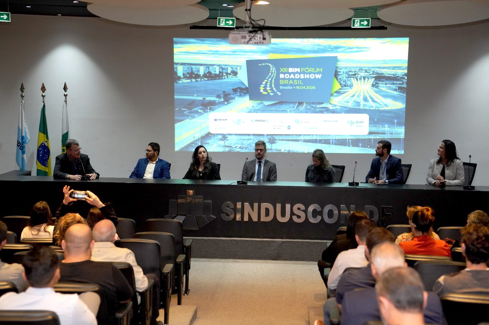 Foto do painel de abertura com participação dos representantes.