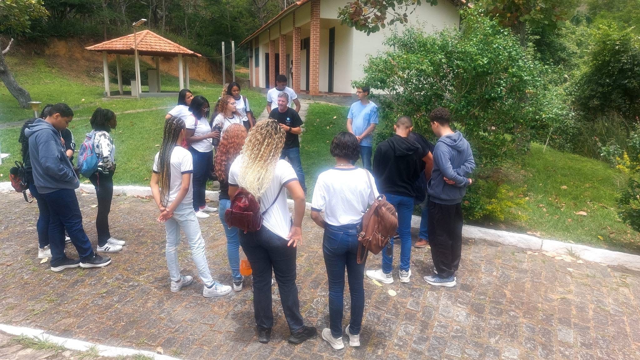 Estudantes do Colégio Estadual Senador Paulo Fernandes (CESPF) 