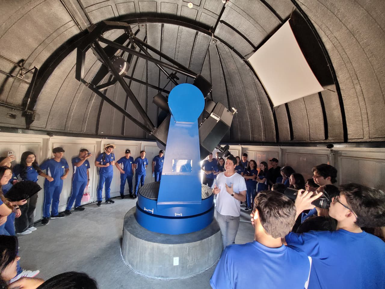 Alunos conhecem segundo maior telescópio instalado em solo brasileiro