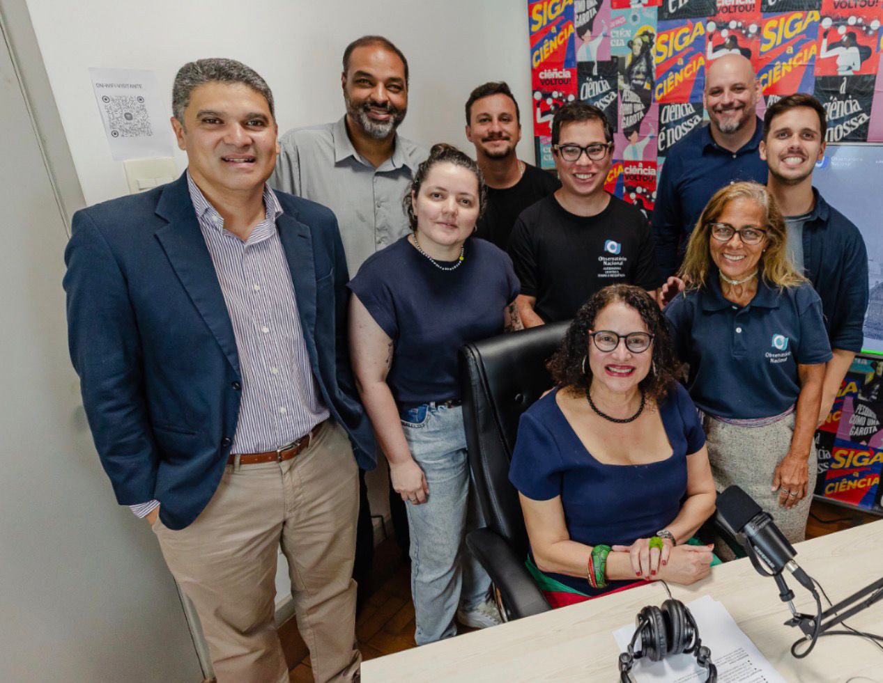 O Diretor do ON, Jailson Alcaniz, prestigia lançamento do podcast ao lado da Ministra Luciana Santos e de parte da equipe da DICOP/ON - Crédito: Luara Baggi (ASCOM/MCTI)