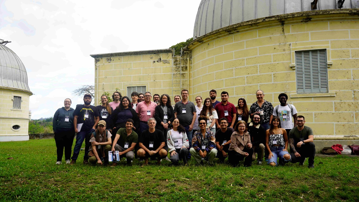 Alguns dos participantes do AstrobiON posam em frente à Luneta 46, o maior telescópio refrator do Brasil. Foto: ON.