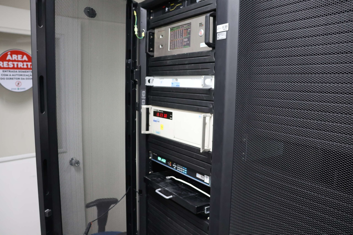 Relógio atômico que o Observatório Nacional instalou em Fortaleza (CE). Fonte: Gov.CE