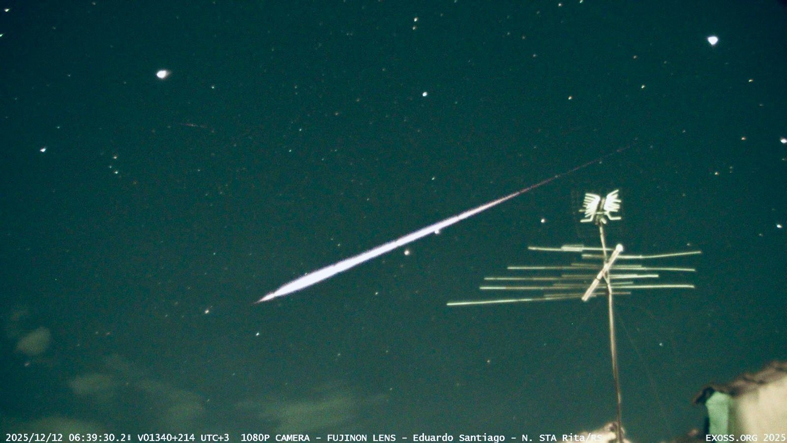 Chuva de asteroides Geminidas em Nova Santa Rita (RS). Imagem é de Eduardo Santiago, do Projeto Exoss. 