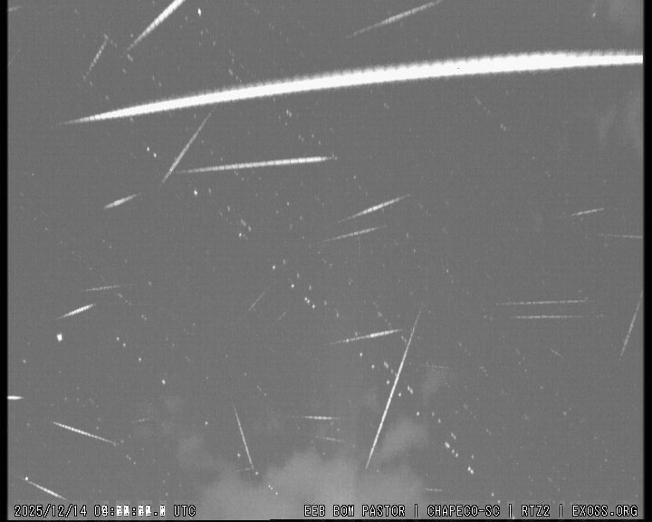 Chuva de asteroides Geminidas em Chapecó (SC). Imagem é do Prof. Carlos Lutz, do Projeto Exoss. 