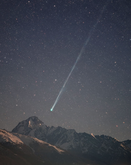 Belíssima imagem de grande campo do C/2025 R3 (PanSTARRS) e sua fina e longa cauda em Sion, na Suíça. Foto: José Rodrigues.