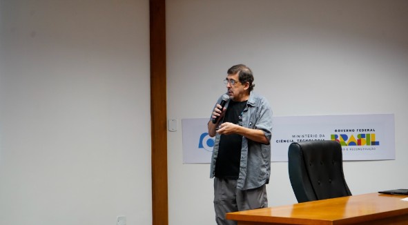 O tecnologista Dr. André Wiermann, representando o projeto do Laboratório de Sensores Magnéticos (LDSM/ON), discutiu a modernização da rede geomagnética brasileira por meio de estações magnéticas fixas automatizadas, atualmente sob responsabilidade do Dr. José Alejandro Moreno Alfonzo. Foto: Vanessa Araújo/ON.