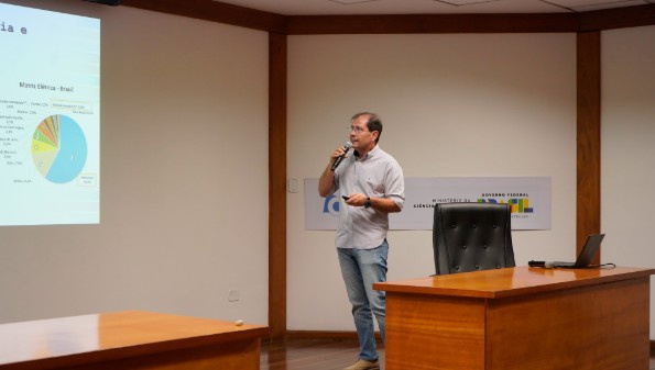 O Dr. Fábio Vieira, gestor da Coordenação de Geofísica do ON, abordou a energia geotérmica como uma fonte renovável contínua, capaz de operar 24 horas por dia. Foto: Vanessa Araújo/ON.