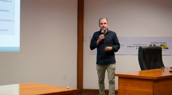A aplicação da ciência para mitigação de impactos dos resíduos de rochas (cascalhos) provenientes da perfuração de poços da grande área de óleo e gás foi detalhada pelo tecnologista Dr. Giovanni Stael, responsável pelo Laboratório de Pesquisa em Energia e Tecnologia de Recursos Naturais do ON. Foto: Vanessa Araújo/ON.