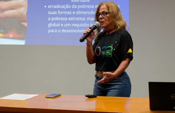 A Dra. Josina Nascimento, gestora da Divisão de Comunicação e Popularização da Ciência (DICOP), conduziu a conferência. Na abertura, ela contextualizou a Agenda 2030, os 17 objetivos globais da ONU e destacou a importância do 18º objetivo brasileiro. Foto: Vanessa Araújo/ON.