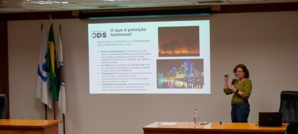 A Dra. Simone Daflon, gestora da Coordenação de Astronomia e Astrofísica (COAST), apontou a poluição luminosa como um problema ambiental, científico e social que ameaça a preservação do céu noturno, considerado um patrimônio natural e cultural da humanidade. Foto: Vanessa Araújo/ON.