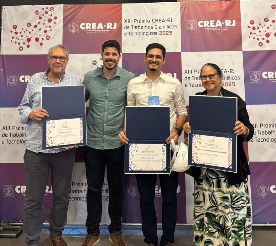 O trabalho foi desenvolvido durante sua graduação em Geologia na UERJ, sob orientação da Profa. Dra. Monica Heilbron e coorientação dos pesquisadores Dr. Sergio Fontes e Dr. Artur Benevides (ON)