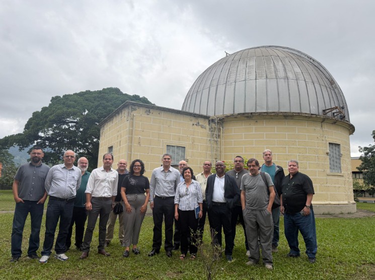 Servidores do Observatório Nacional e do Inmetro posam em frente à Luneta 46, o maior telescópio refrator do Brasil. Foto: ON 