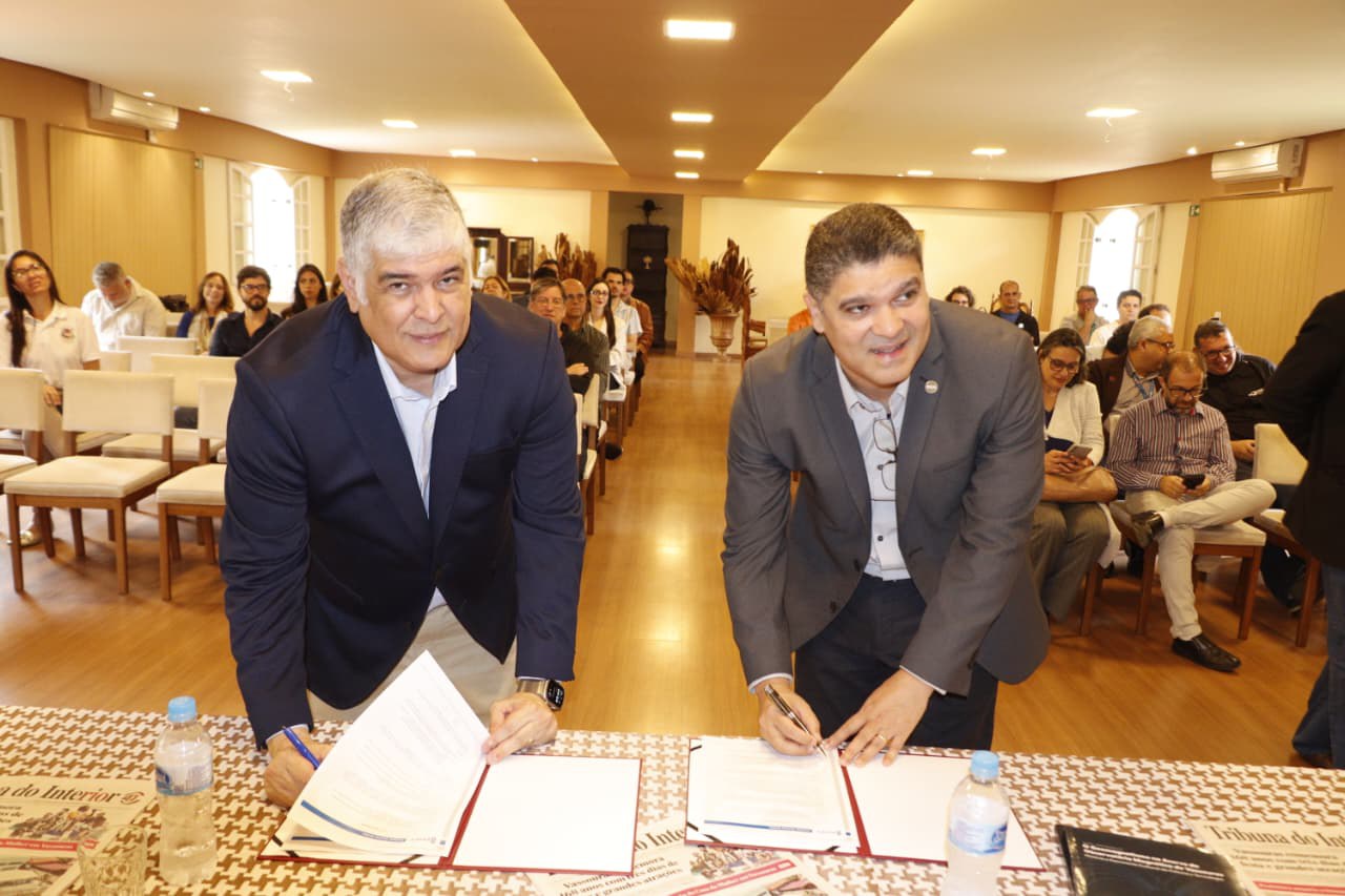 O presidente da mantenedora Fusve, Gustavo Oliveira do Amaral, e o diretor do ON, Jailson Souza de Alcaniz, assinam carta de intenções durante evento em Vassouras. Foto: Tribuna do Interior