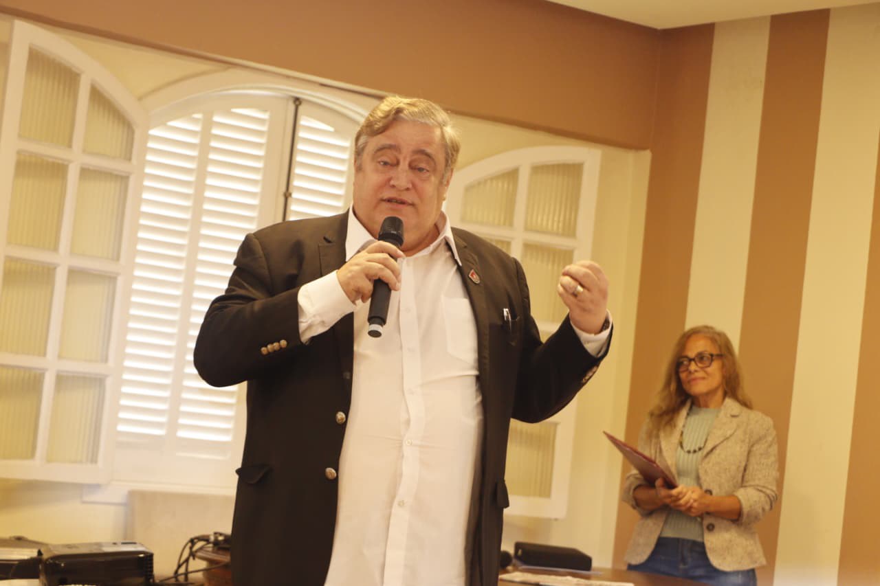 O assessor de Relações Institucionais da Fusve, Hamilton Moss, fala da carta de intenções assinada entre o OMV e a instituição filantrópica. Ao fundo, a mestre de cerimônias do evento, a astrônoma do ON Josina Oliveira do Nascimento. Foto: Tribuna do Interior 