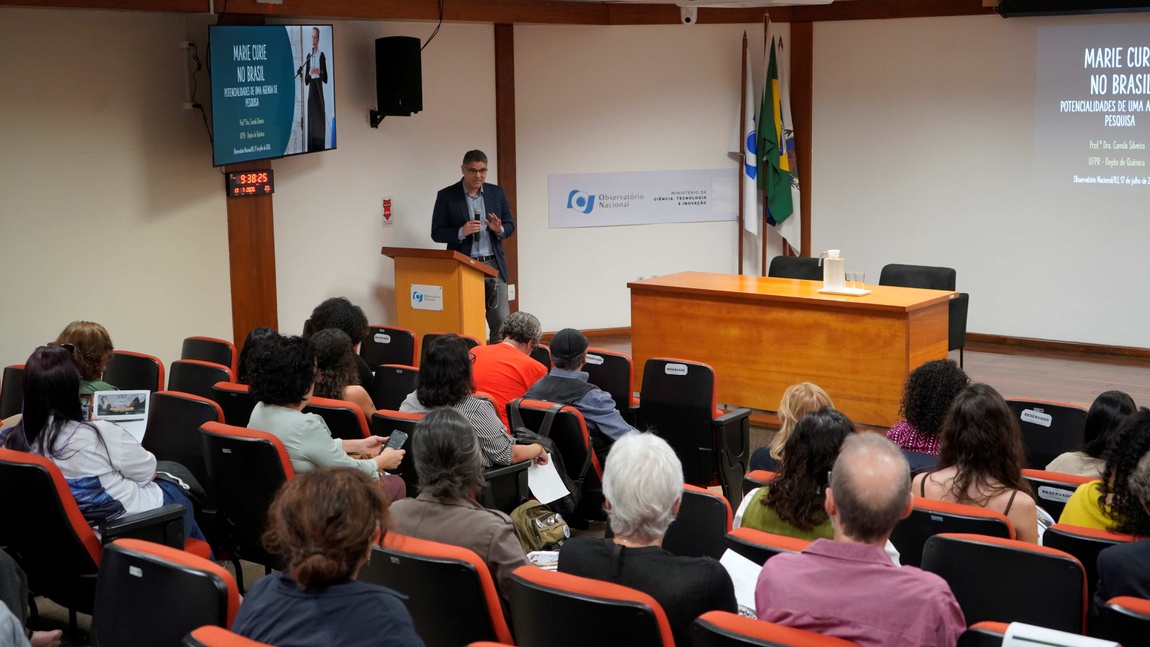 O diretor do ON, Dr. Jailson Souza de Alcaniz, abre o evento sobre Marie Curie. Foto: DICOP/ON.
