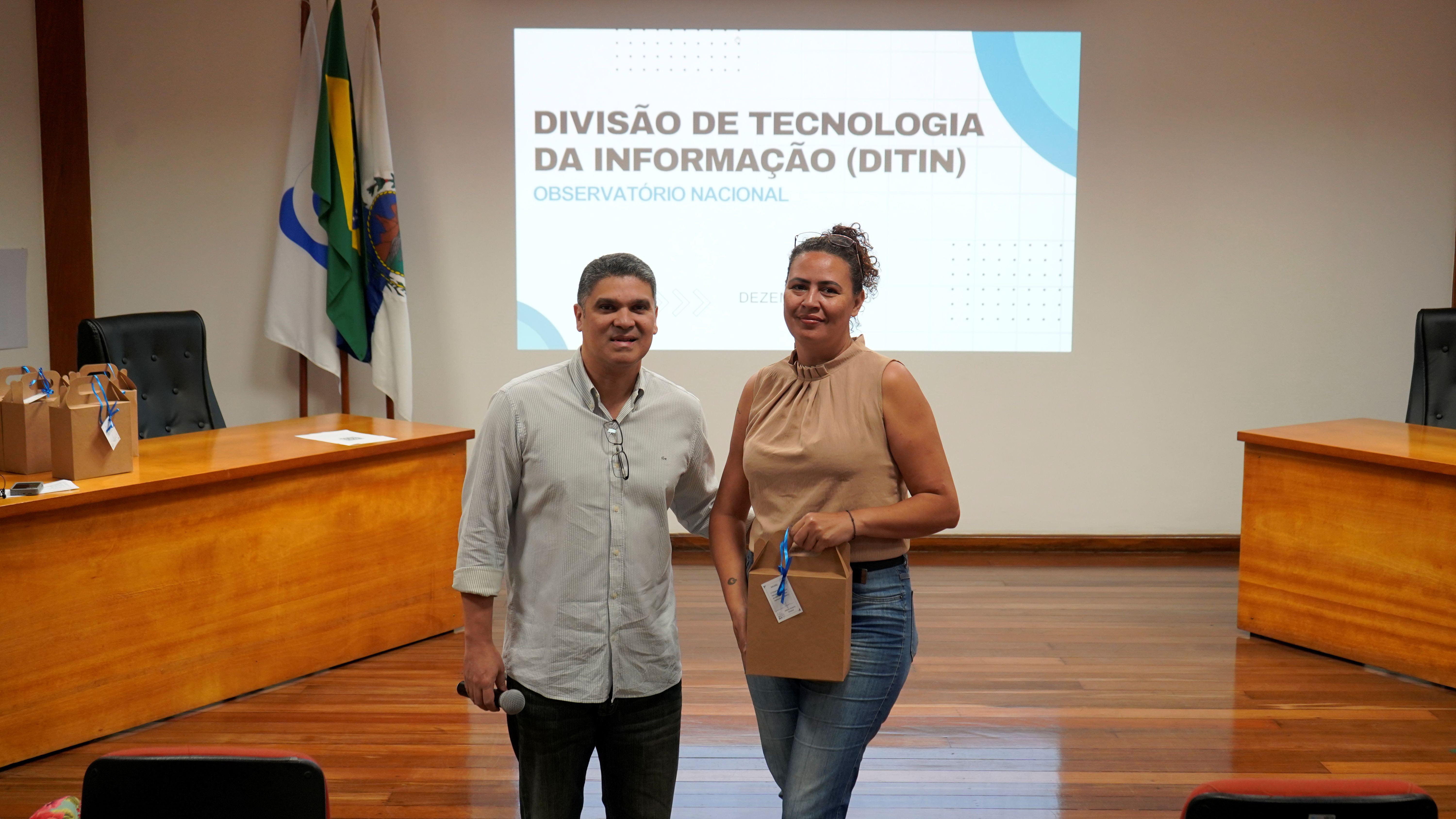 Colaboradora Micilda Machado recebe homenagem em nome da equipe do Serviço de Recursos Humanos