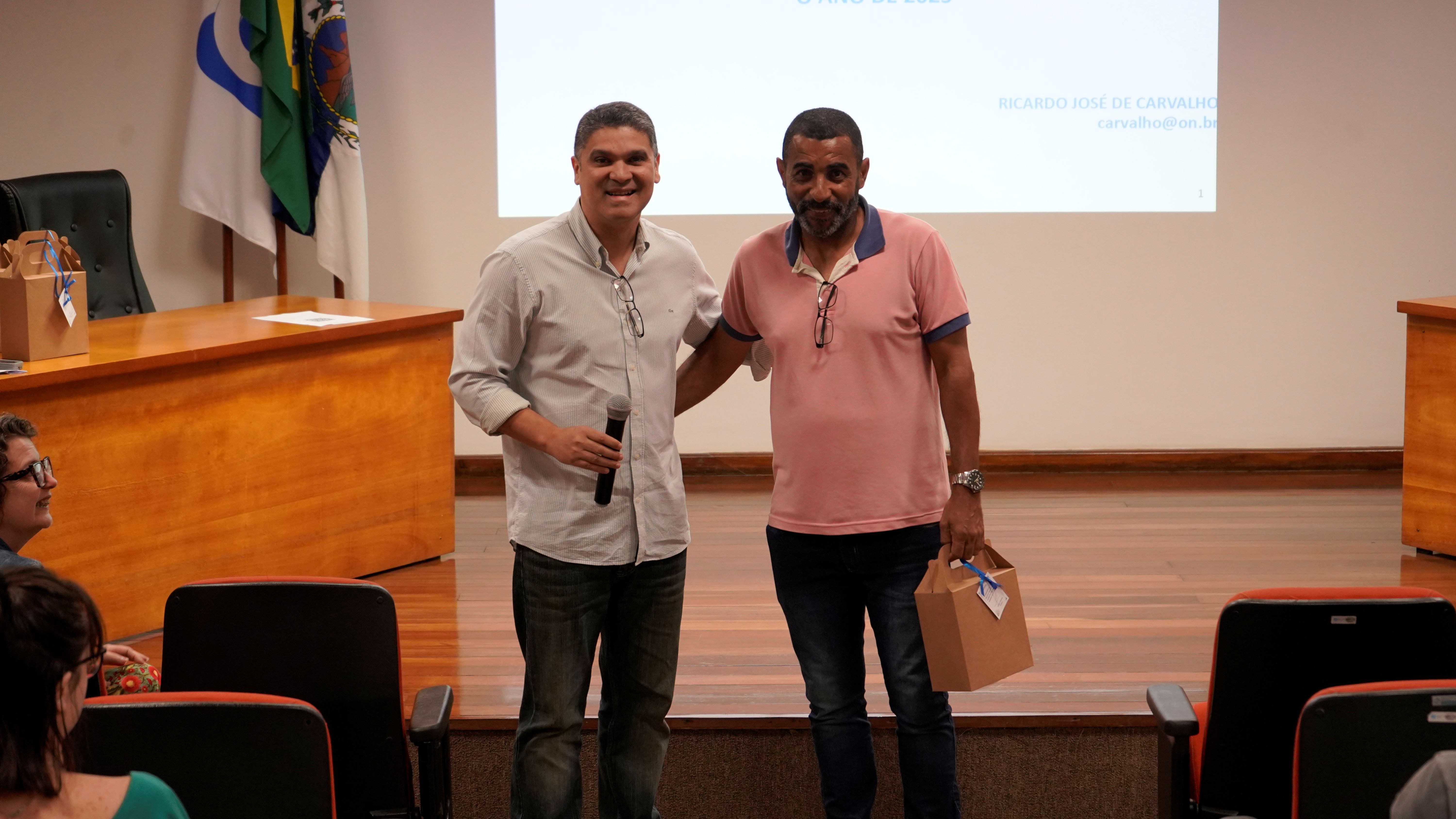 Colaborador Antônio Carlos de Souza Miranda recebe homenagem