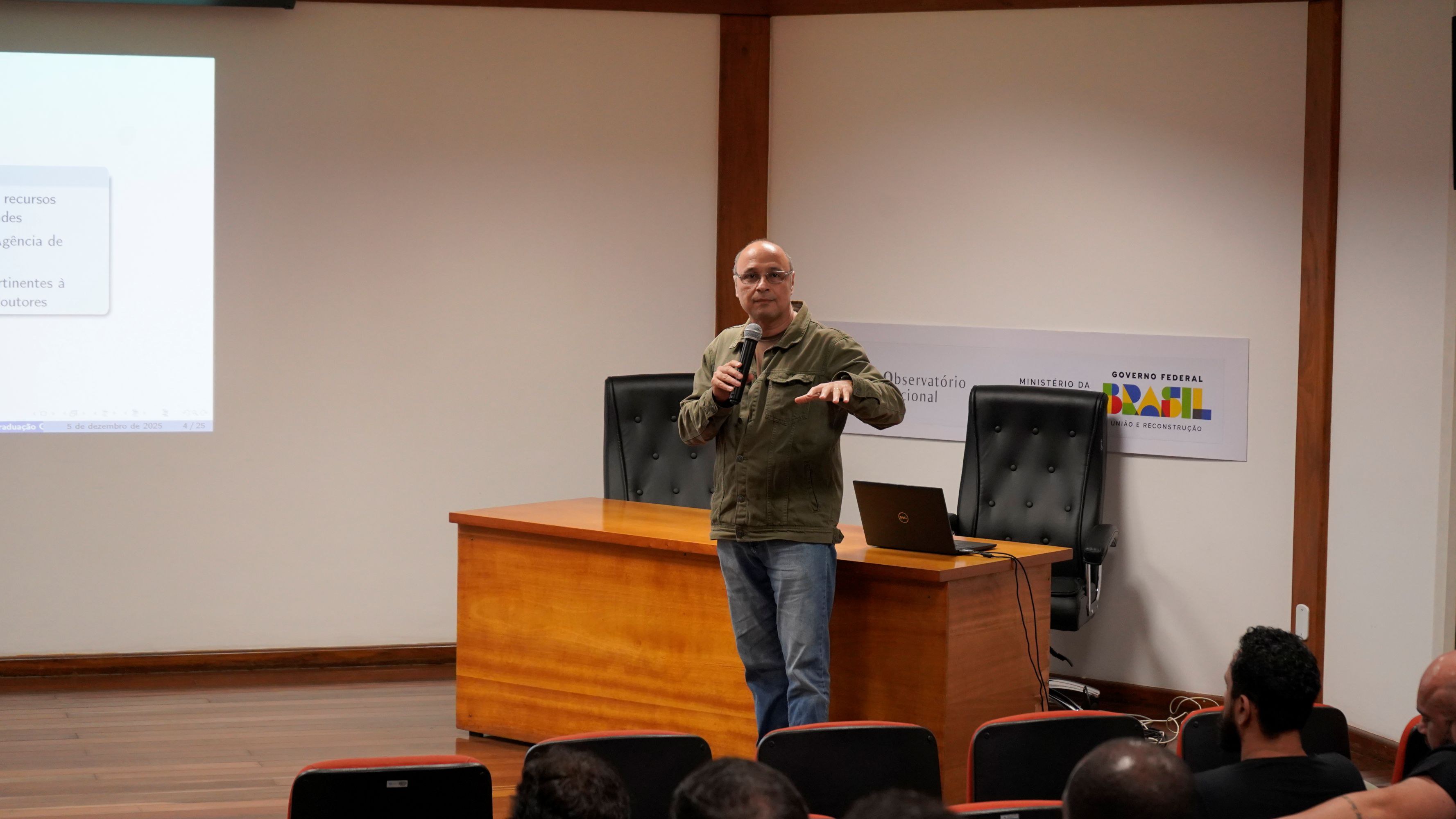 O chefe da divisão de Pós-Graduação do ON, Dr. Jorge Márcio Ferreira Carvano