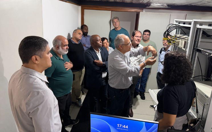 O Dr. Ricardo José de Carvalho, chefe da Divisão de Serviços da Hora Legal Brasileira (DISHO), explica aos visitantes do Inmetro como ocorre a geração da Hora Legal Brasileira. Foto: ON.
