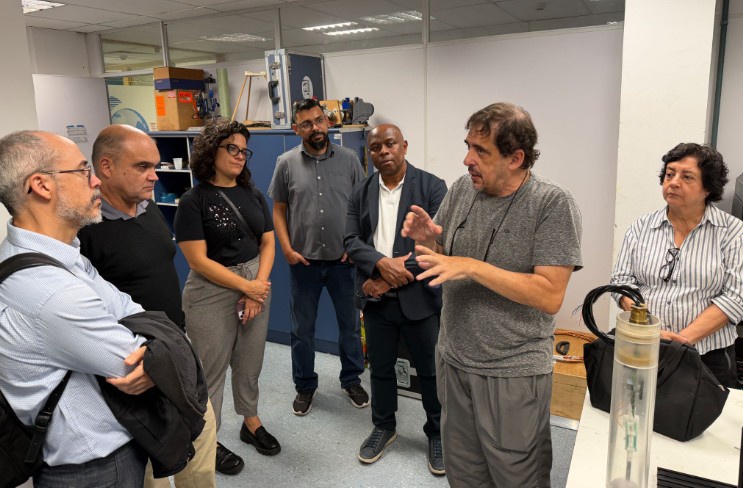 O Dr. André Wiermann recebe visitantes do Inmetro no Laboratório de Desenvolvimento de Sensores Magnéticos (LDSM). Foto: ON.