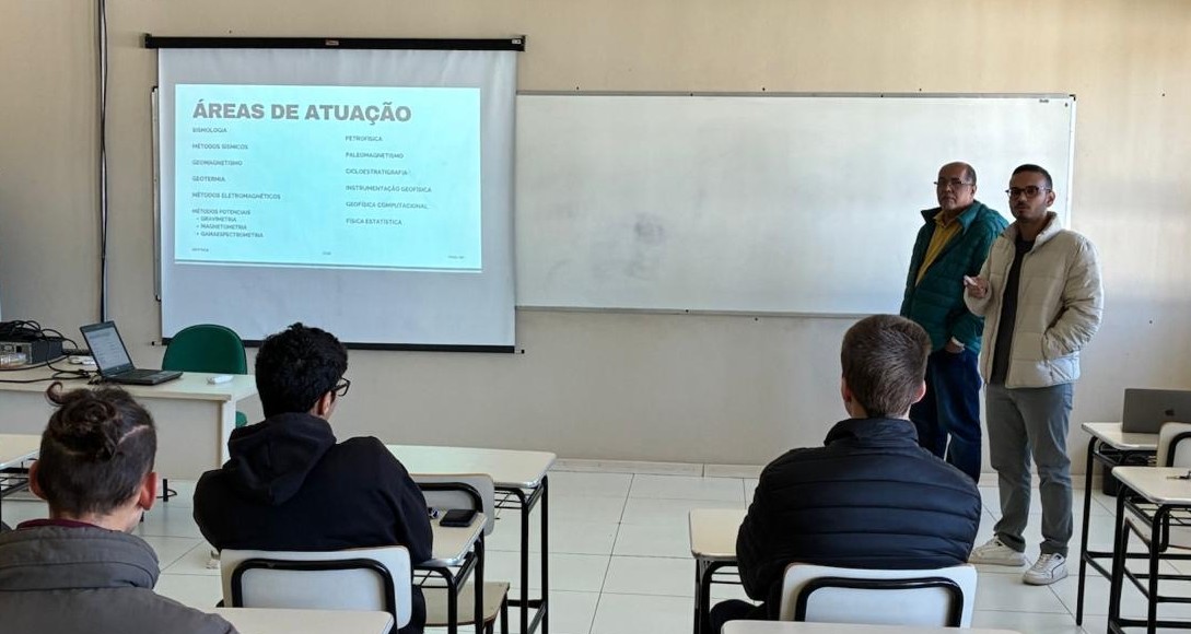 O Dr. Gilberto Leite (à direita) e o Dr. Juarez Lourenço (à esquerda) apresentam o curso de Pós-Graduação em Geofísica do ON para estudantes da UNIPAMPA. Foto: ON.