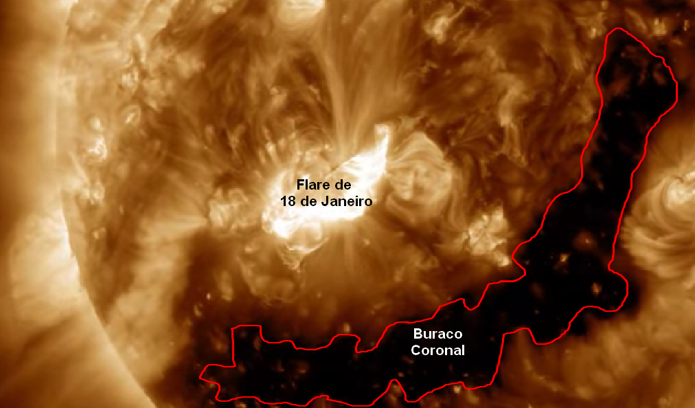 Parte do Sol, como visto pelo Solar Dynamics Observatory, no ultravioleta próximo, no dia 18 de Janeiro, durante a liberação de energia. É possível notar que ela ocorreu próxima a um buraco coronal, região que aparece escura na imagem, porque é uma região de linhas magnéticas abertas para o espaço interplanetário, fazendo com que o plasma ali presente não produza eventos energéticos suficientes para produzir emissão de ultravioleta, já que flui mais facilmente para fora da superfície do Sol. Fonte: SDO (NASA).