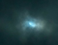 Mesmo com tempo nublado, grande parte do Brasil visualizou o eclipse solar no último domingo