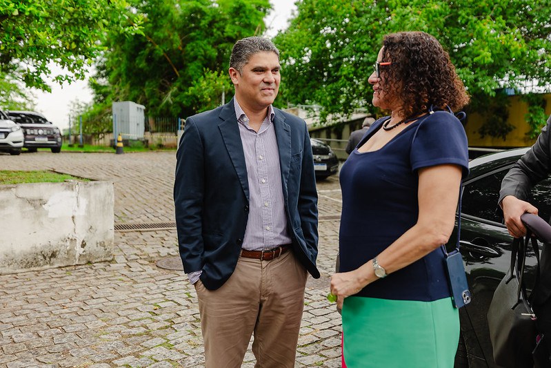 O diretor do ON. Dr. Jailson Souza de Alcaniz, recepciona a ministra Luciana Santos no ON. Foto: ASCOM/MCTI.