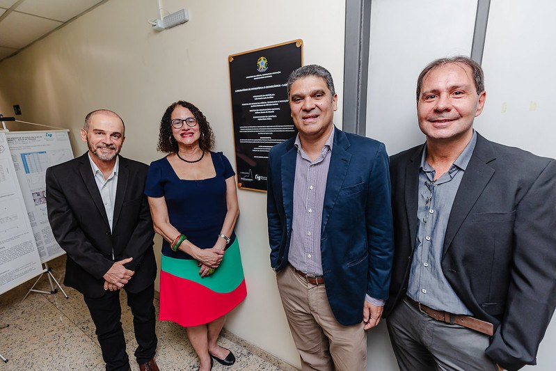 A ministra Luciana Santos inaugura o Laboratório Integrado de Petrofísica e Geomecânica do ON. Com ela na foto, da esquerda para a direita, o responsável pelo laboratório, o Tecnologista Sênior Dr. Giovanni Stael, o diretor do ON, Dr. Jailson Souza de Alcaniz, e com o gestor da Coordenação de Geofísica, Dr. Fábio Vieira. Foto: ASCOM/MCTI.