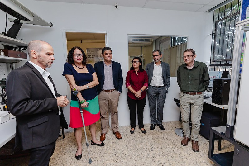 O tecnologista sênior Dr. Giovanni Stael apresenta o Laboratório Integrado de Petrofísica e Geomecânica do ON. Na foto, a ministra Luciana Santos; o diretor Dr. Jailson Souza de Alcaniz; a tecnologista Dra. Silvia Bejarano Bermudez; o pesquisador Dr. André Alves de Souza; e o diretor-substituto do ON, Dr. Fernando Roig. Foto: ASCOM/MCTI.