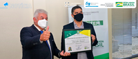 Ministro Marcos Pontes visita o ON e entrega certificado de excelência e gestão
