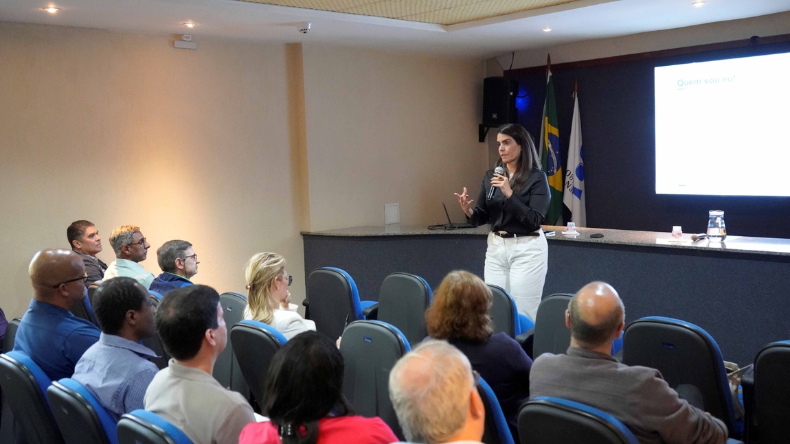 A Dra. Diana Guimarães Azin ministra palestra no Observatório Nacional. Foto: Rodrigo Cassaro/ON.