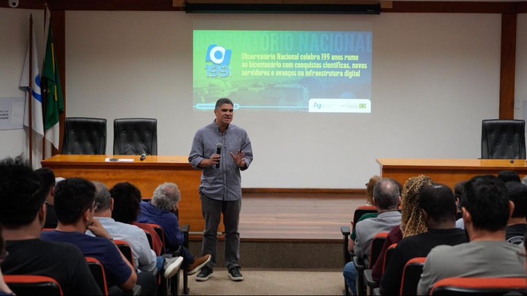 O diretor do ON, Jailson Alcaniz, na abertura do evento, realizado no Auditório Yeda Ferraz. Foto: Letícia Frazão/ON.
