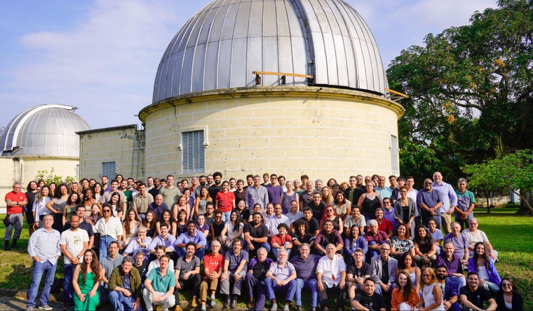 Servidores, colaboradores e estudantes do Observatório Nacional participam da foto oficial em celebração aos 199 anos da instituição. Foto: Letícia Frazão/ON.