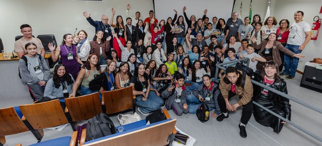 Estudantes e professores que participaram presencialmente do II Encontro Internacional Caça Asteroides. Entre eles estão representantes do Centro de Ensino Médio Integrado do Gama (CEMI Gama). Foto: Luara Baggi (ASCOM/MCTI).
