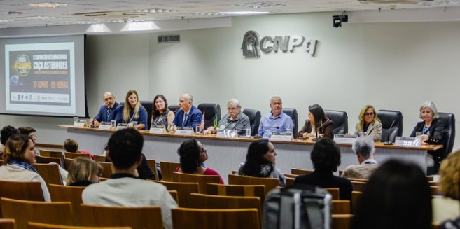 Da esquerda para a direita: o assessor e representante do presidente do CNPq, Dr. Marlon José de Lima; a diretora do Programa Caça Asteroides no Brasil; Dra. Silvana Stoinski; a coordenadora do IASC, Dra. Cassidy Davis; o presidente da AEB, Dr. Marco Antonio Chamon; o diretor do IASC e fundador do Programa Caça Asteroides, Dr. Patrick Miller; o deputado federal Rodrigo Rollemberg; a coordenadora-geral de Popularização da Ciência e Tecnologia do MCTI, Dra. Luana Meneguelli; a gestora da DICOP/ON, Dra. Josina Nascimento; e a professora da UNILA, Dra. Maria Elizabete Kochhann. Foto: Luara Baggi (ASCOM/MCTI).  