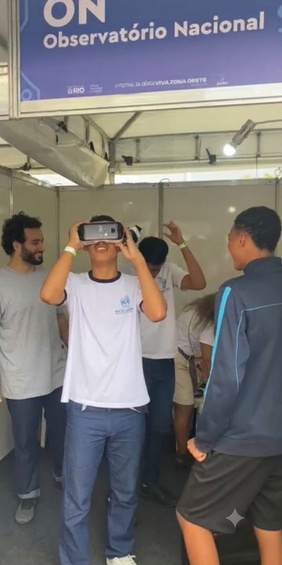 O analista Dr. Péricles Amim, da DICOP, instrui alunos na atividade de Realidade Virtual que simula um passeio sobre a Lua. Foto: ON.