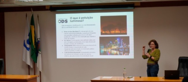 Em evento preparatório no ON, a Dra. Simone Daflon, gestora da Coordenação de Astronomia e Astrofísica (COAST), apontou a poluição luminosa como um problema ambiental, científico e social que ameaça a preservação do céu noturno, considerado um patrimônio natural e cultural da humanidade. Esta foi a proposta aprovada para o ON apresentar na etapa nacional. Foto: Vanessa Araújo/ON.